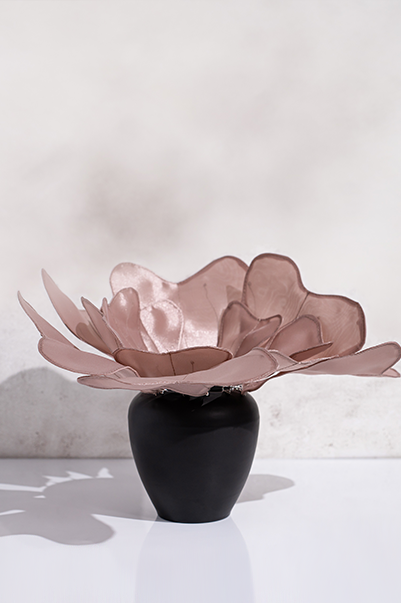 Juoda keramikinė vaza