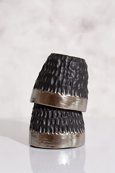 Juodas keramikinis puodelis