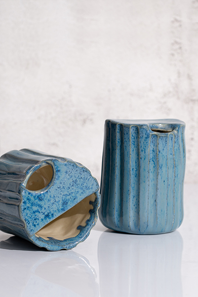 Keramikinė vaza skintoms gėlėms