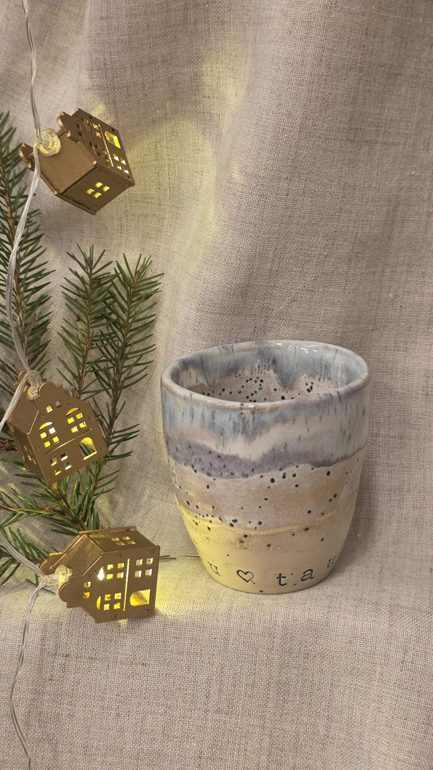 Keramikinis puodelis "Šiltas namų žodis"